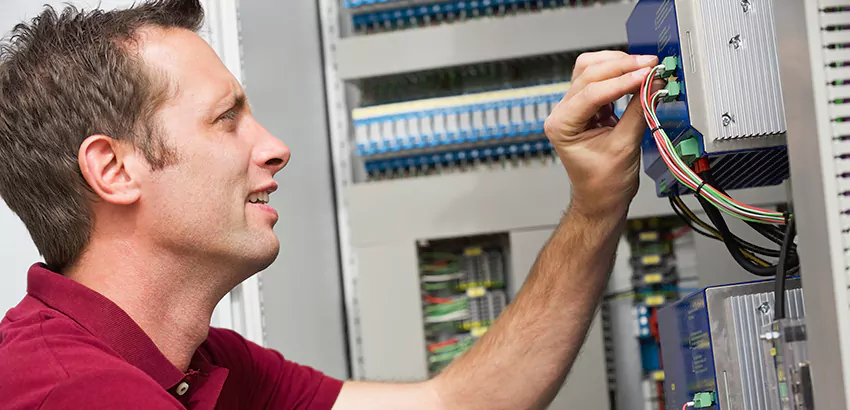 Offshore and Petroleum Facility Electrician in Malden